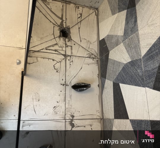 רצפה עם אריחים וכלי עבודה, כנראה קשור לאינסטלציה.